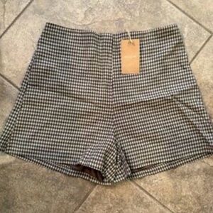 Plaid brown and tan  check-patterned shorts with a side zipper and ruffle XL